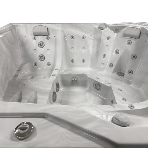 Pogled na eno stran notranjosti jacuzzija beta 623.